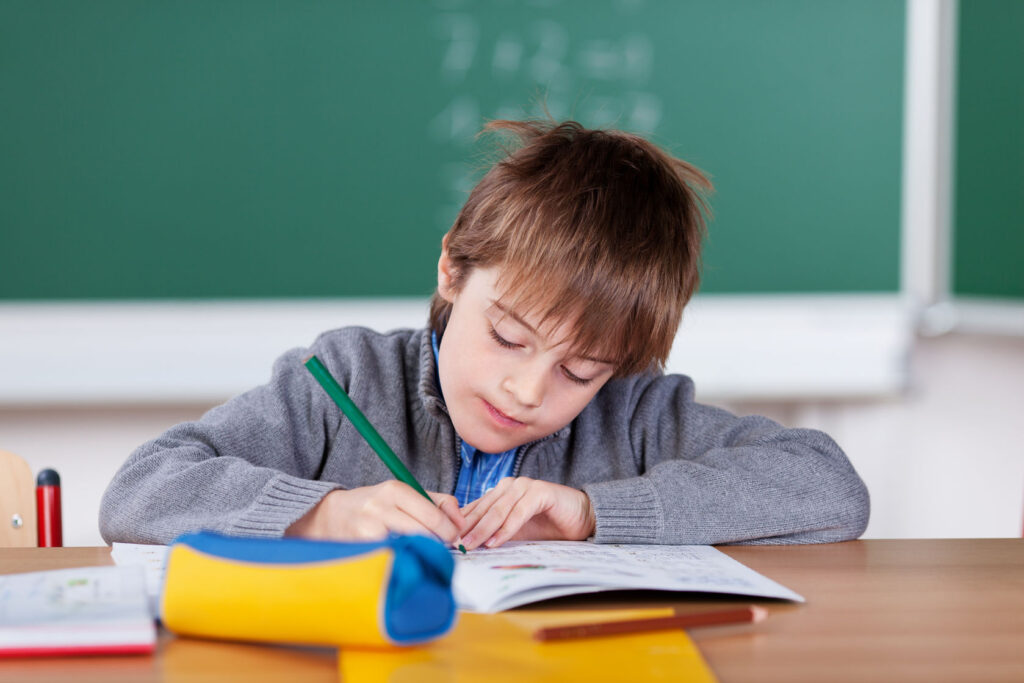 Kindergarten bis 2. Schuljahr - Privatschule PURA VIDA St. Gallen: Kind beim Lernen